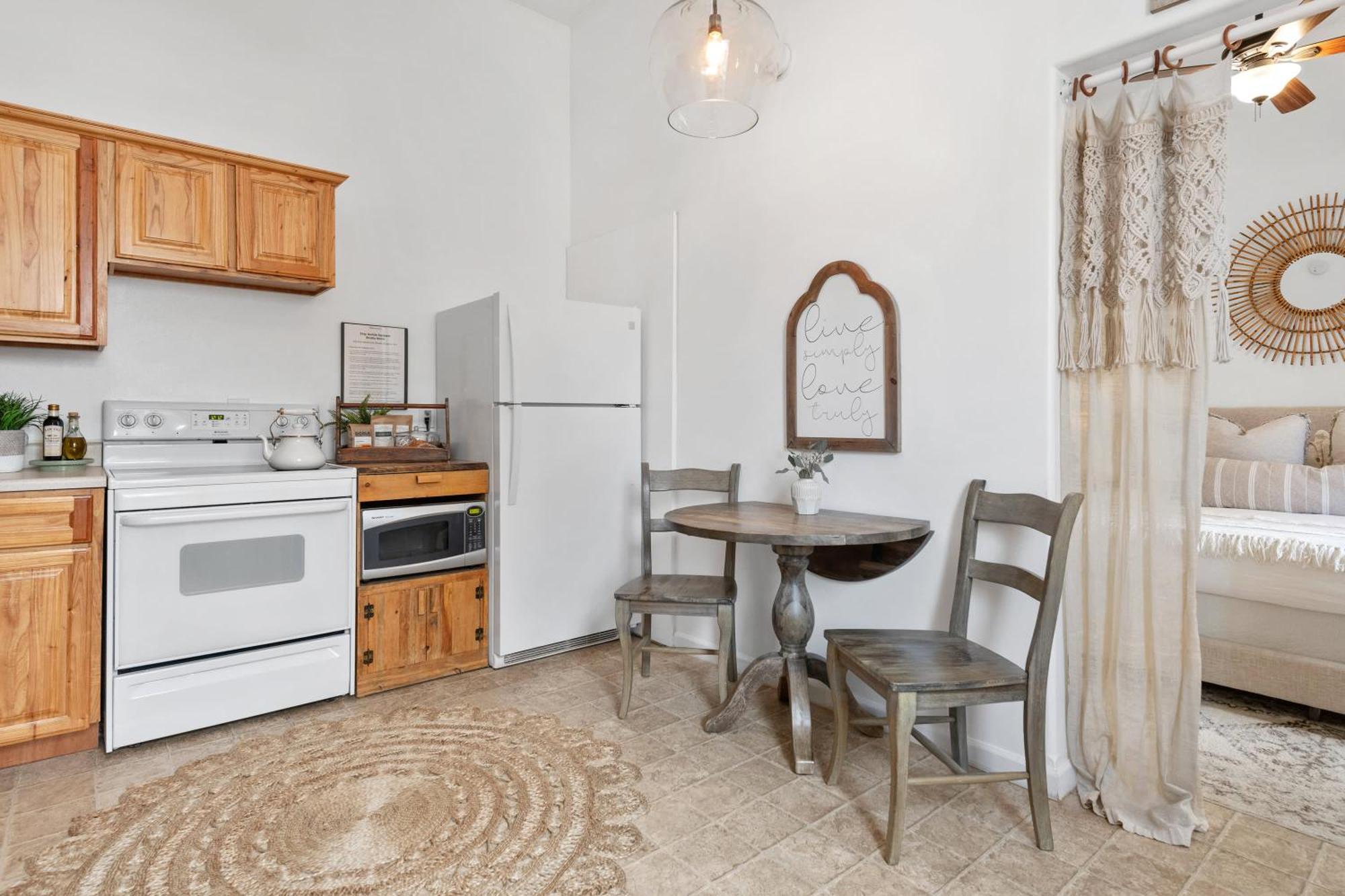 Le Petit Guesthouse -King Bed Walk To Whitworth Nine Mile Falls 외부 사진